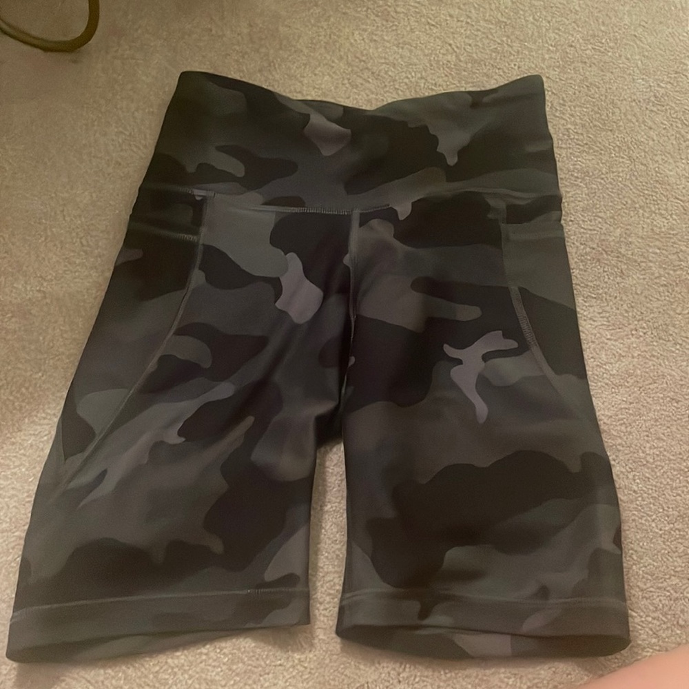 Old navy active green Camo biker shorts. Size small
